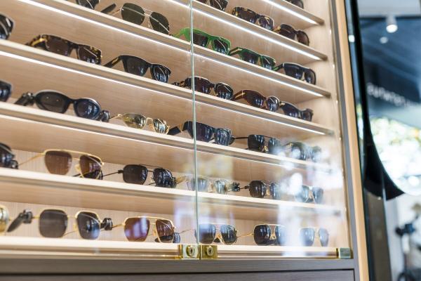 LED Beleuchtung in der Einbauleiste sorgt für klare Regalansichten